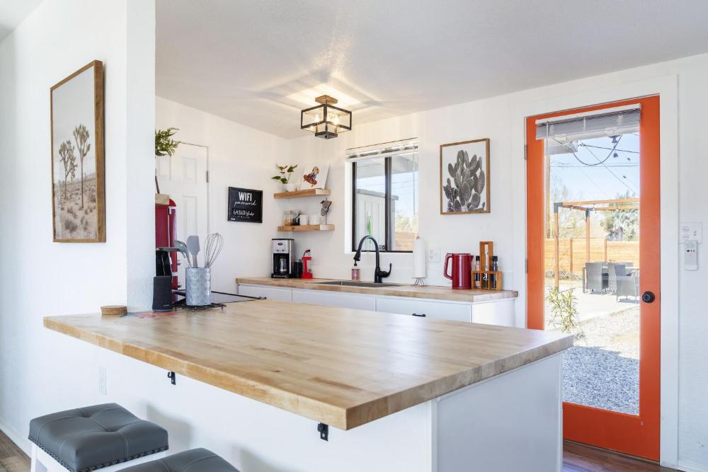 Walpi Ranch - Joshua Tree Getaway with Hot Tub, Fire Pit & BBQ! home